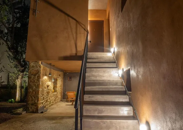 Stone Across Eiffel's Tower - Filiatro 3 Casa vacanze Filiatrá