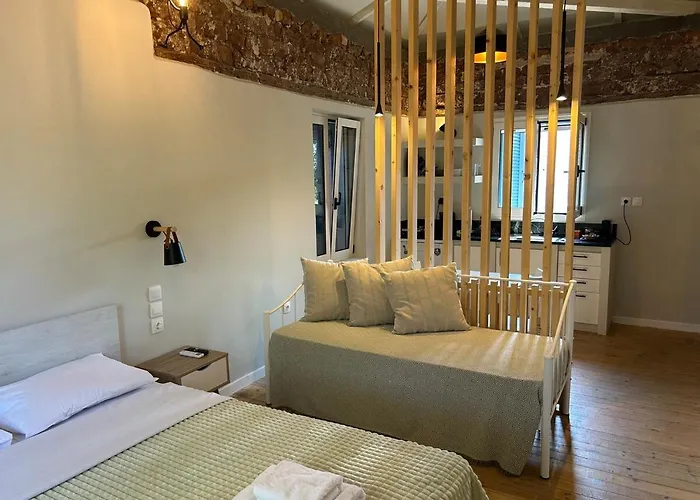 Stone Across Eiffel's Tower - Filiatro 3 Casa vacanze Filiatrá