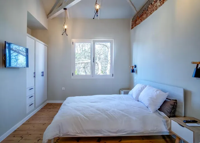 Stone Across Eiffel's Tower - Filiatro 3 Casa vacanze Filiatrá