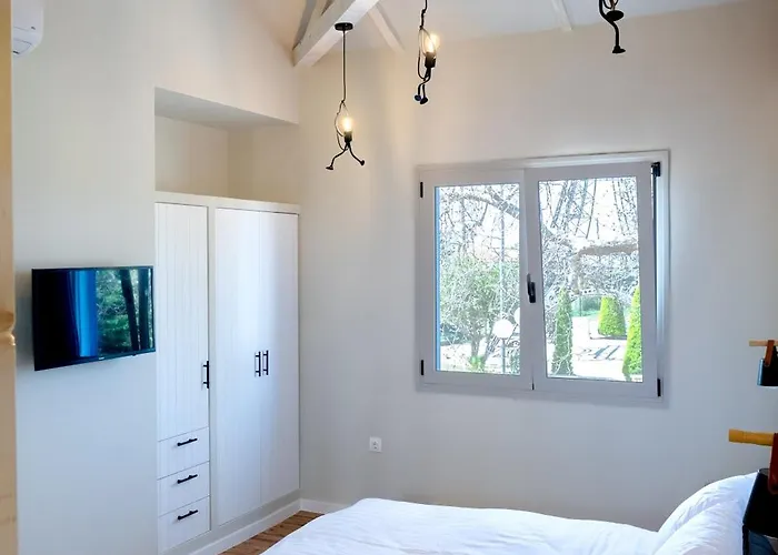 Stone Across Eiffel's Tower - Filiatro 3 Casa vacanze Filiatrá