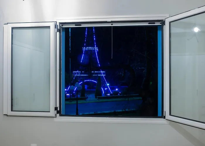 Stone Across Eiffel's Tower - Filiatro 3 Filiatra