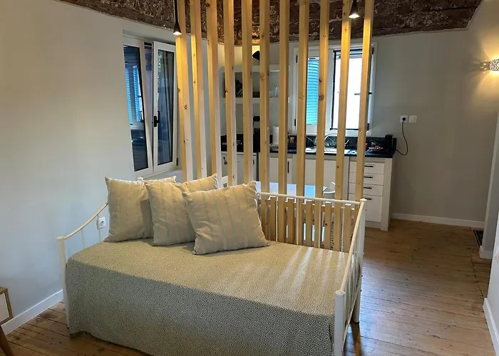 Stone Across Eiffel's Tower - Filiatro 3 *