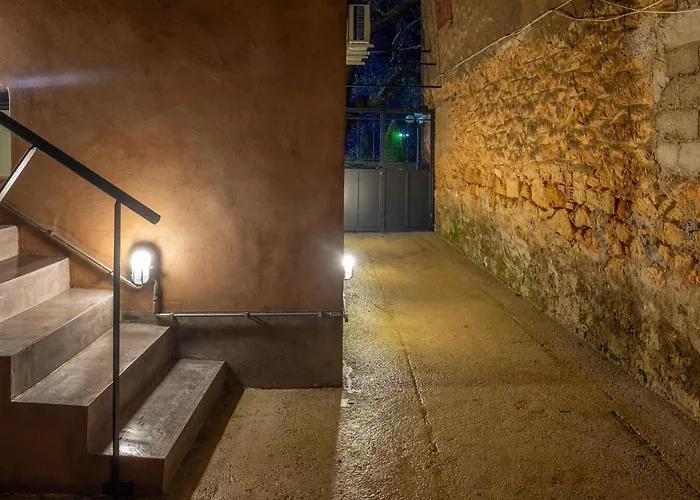 Stone Across Eiffel's Tower - Filiatro 3