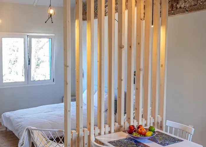 Stone Across Eiffel's Tower - Filiatro 3 *