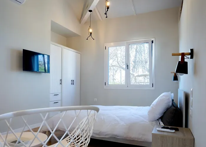 Stone Across Eiffel's Tower - Filiatro 3 Vakantiehuis